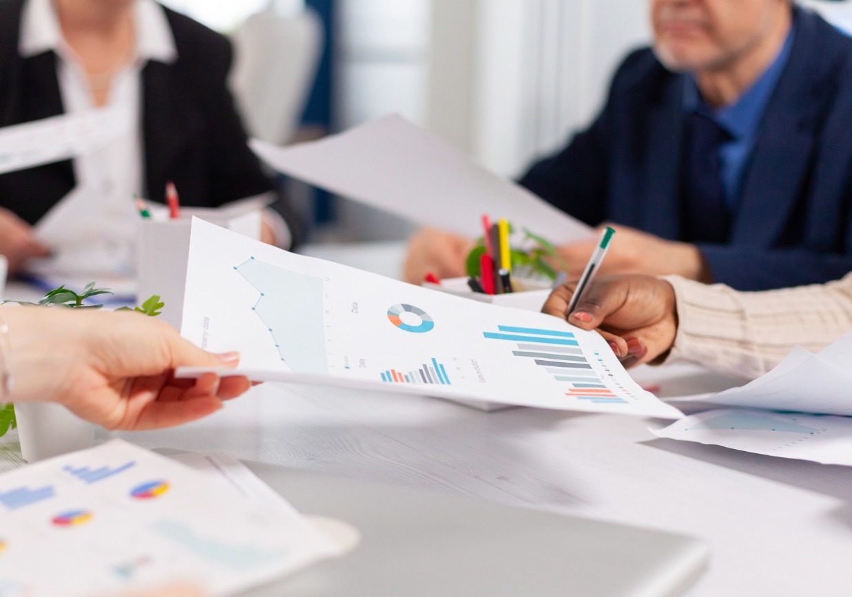 Судалгааны компанийн баг бизнесийн судалгааны тайлан, график дээр суурилж хэлэлцэж буй уулзалт